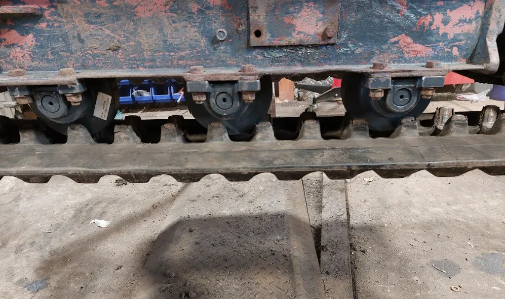 Onderrol TR028MU202 voor KUBOTA KH 41 (RUBBER TRACK) (TYPE 1) Onderrol TR028MU202 voor KUBOTA KH 41 (RUBBER TRACK) (TYPE 1)